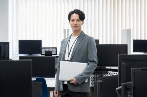 オフィスカジュアルの若い男性エンジニア オフィスカジュアルの若い男性エンジニアの写真