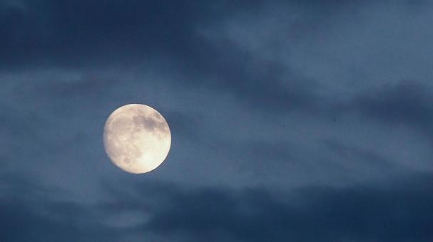 雲に隠れたスーパームーン 月,月光,月夜の写真素材
