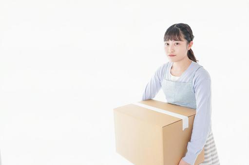 引越しをする若い女性 引越しをする若い女性 ダンボール箱,転勤,ミニマリストの写真素材