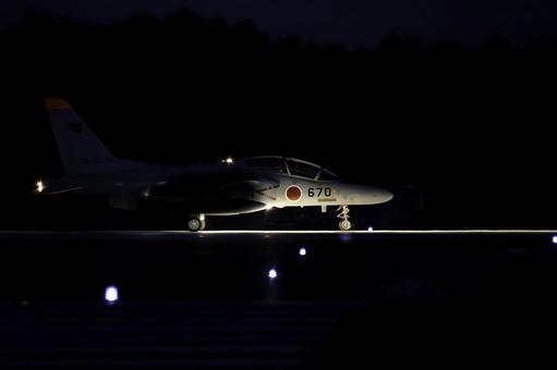 T-4練習機夜間飛行 T-4練習機夜間飛行の写真