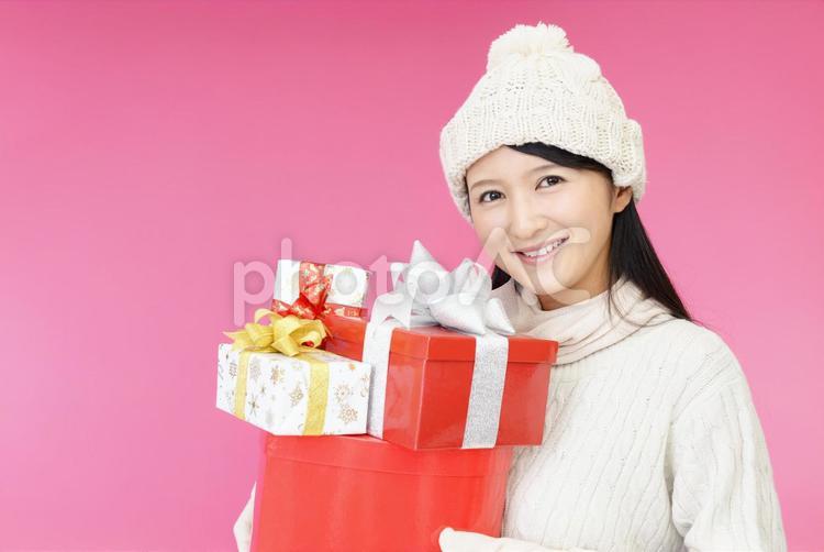 プレゼントを持つ笑顔の女性 女性,女,プレゼントの写真素材