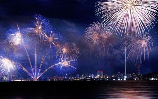 湖上打ち上げ花火/松江水郷祭 湖上打ち上げ花火/松江水郷祭 打ち上げ花火,花火,夏の写真素材
