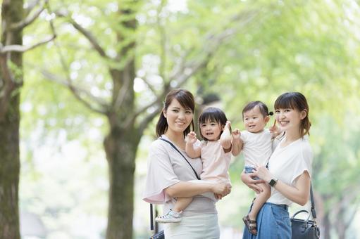 ママ友 母親 育児 ママ友 母親 育児 ママ友,公園,女性の写真素材