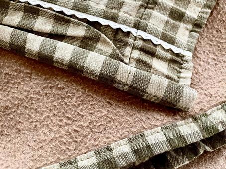 チェック柄の布と茶色い裏地の写真