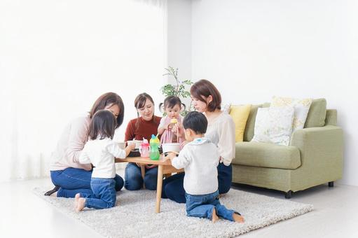 ランチパーティーをするママ友と子供 女児,待機児童,小さいの写真素材