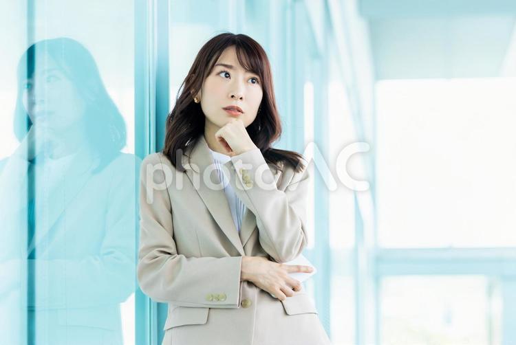 考えごとをするビジネスウーマン 女性,ビジネス,悩むの写真素材