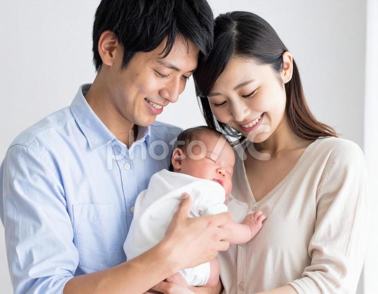 赤ちゃんを抱く幸せそうな夫婦 赤ちゃん,夫婦,親子の写真素材