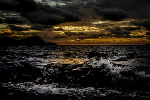 <素材>秋の海に沈む夕日と海の波しぶき <素材>秋の海に沈む夕日と海の波しぶき 海,サンセット,波の写真素材