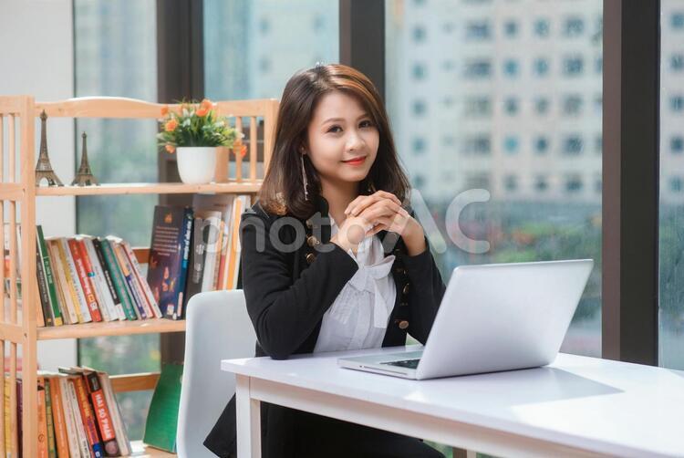 オフィスでノートパソコンを使うアジア人女性12 オフィス,ビジネス,海外の写真素材