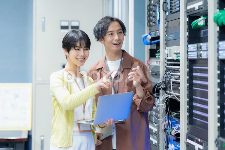 サーバーをメンテナンスするエンジニア エンジニア,サーバールーム,メンテナンスの写真素材