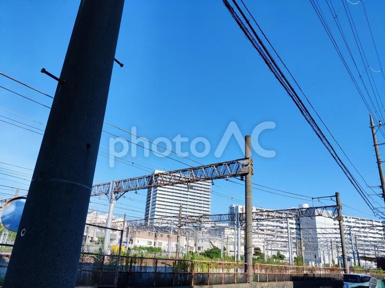 青空と電線と建物 電線,鉄塔,空の写真素材