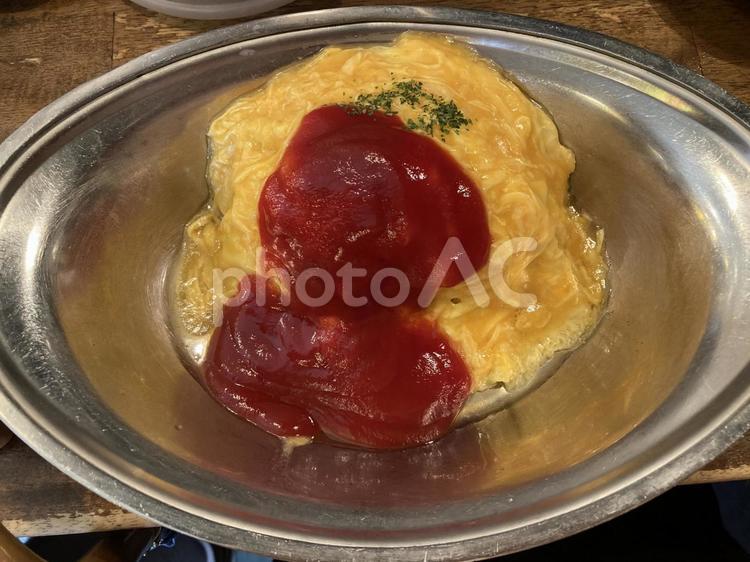 トマトソースのオムライス オムライス,トマトソース,オムレツの写真素材