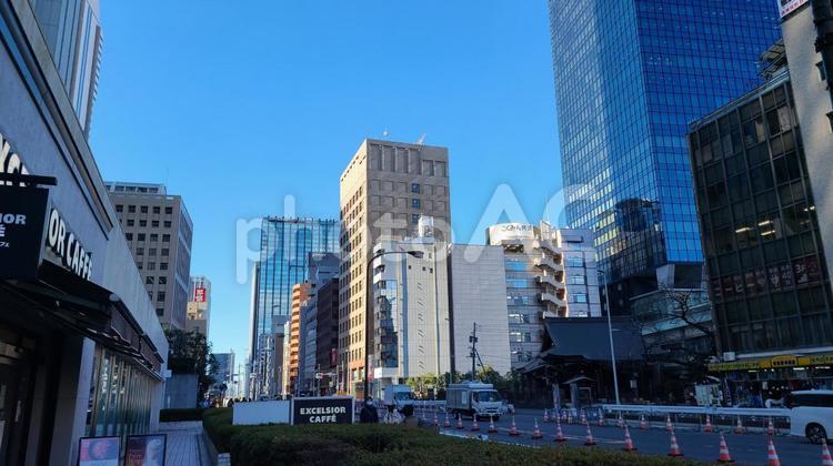 冬の寒い日　ビルの日陰 東京,オフィスビル,都市の写真素材