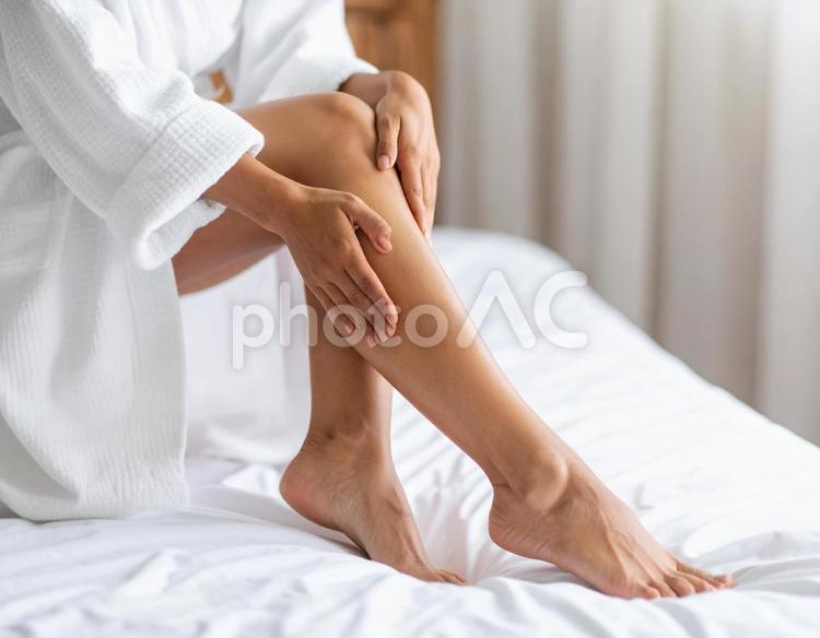 痺れた足をさする女性 正座,女性,麻痺の写真素材