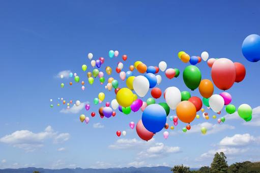 空に浮かぶカラフルな風船6 風船,空,飛ぶの写真素材