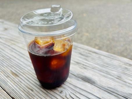 木のテーブルに置かれたコーヒー 木のテーブルに置かれたコーヒー コーヒー,アイスコーヒー,ブラックの写真素材