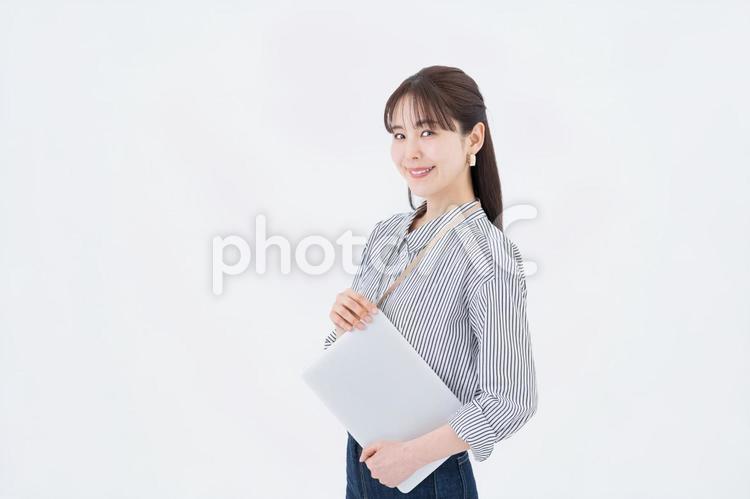 パソコンを持つミドルのキャリアウーマン ビジネスウーマン,ビジネス,日本人の写真素材