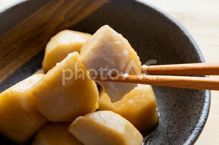 里芋の煮っころがしを食べる 里芋,煮物,煮ころがしの写真素材