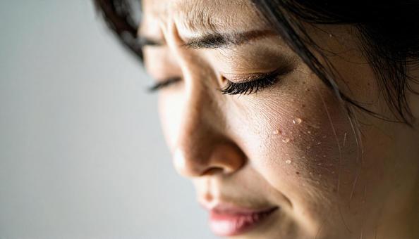 泣き顔の日本人の女性 泣き顔の日本人の女性の写真
