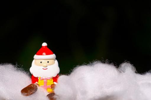 サンタクロース（黒バック） クリスマス,サンタクロース,綿の写真素材