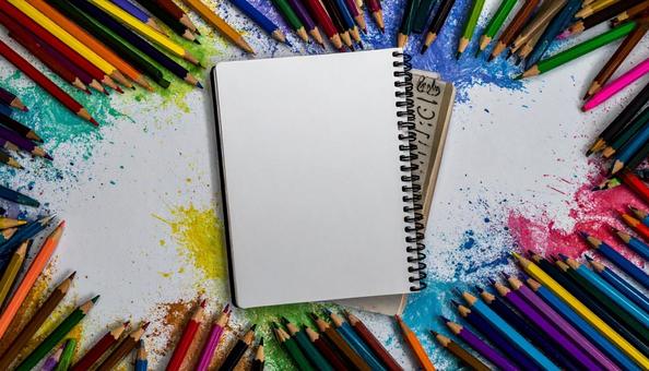 ノートと色鉛筆 ノートと色鉛筆の写真