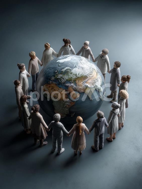 地球を取り囲み手をつなぐ多様な人々 地球,人々,グローバルの写真素材