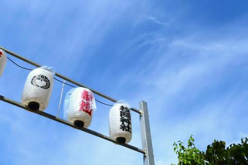 枚岡神社 秋郷祭の提灯・献燈と青空 祭2 枚岡神社 秋郷祭の提灯・献燈と青空 祭2の写真