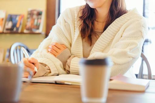 A woman holding a pen in a cafe Hold a pen, JPG A woman holding a pen in a cafe Hold a pen, 笔记本, 开放, 训练, JPG