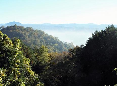 晩秋の山並みの写真