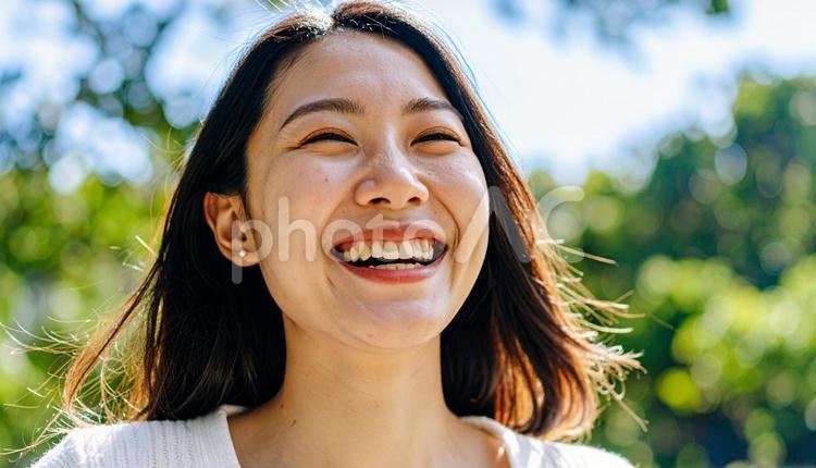 緑豊かな自然の中で笑顔の若い日本人女性 幸せ,喜び,笑顔の写真素材