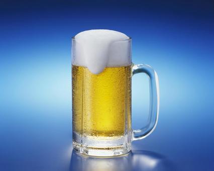 ビールジョッキに入った生ビール ビールジョッキに入った生ビール 生ビール,泡,ビールジョッキの写真素材