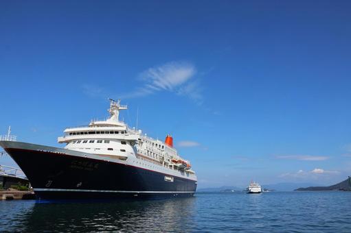 １０月中旬の日中の高松港のにっぽん丸 にっぽん丸,クルーズ船,船の写真素材