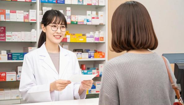 笑顔で働く薬剤師 笑顔で働く薬剤師の写真