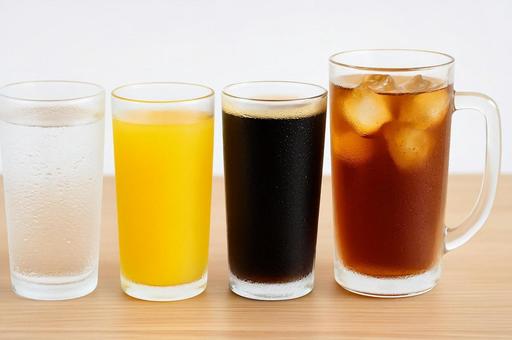 飲み物4種の並び・冷たいグラス・ドリンク 飲み物4種の並び・冷たいグラス・ドリンクの写真