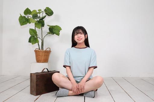 部屋着でリラックスする女性 部屋着でリラックスする女性 女性,若い,20代の写真素材