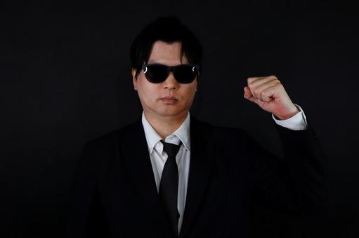 黒いスーツの男性のガッツポーズ 黒いスーツの男性のガッツポーズ 男性,スーツ,ネクタイの写真素材