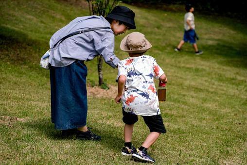 ＜素材＞熱中症予防にお茶を勧める母と子供 子供,女性,男性の写真素材