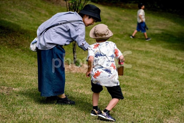 ＜素材＞熱中症予防にお茶を勧める母と子供 子供,女性,男性の写真素材