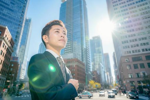 働くビジネスマン 働くビジネスマン ビジネスマン,スーツ,若手社員の写真素材