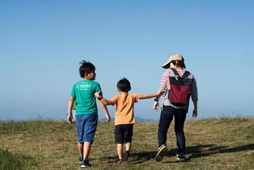 <五島市鬼岳>家族旅行で山登りをする親子 <五島市鬼岳>家族旅行で山登りをする親子 家族,女性,子供の写真素材