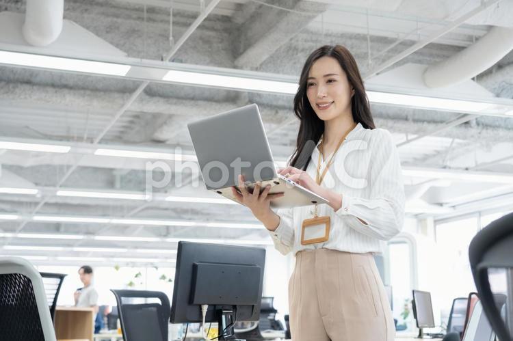 オフィスカジュアルの若い女性エンジニア ビジネス,オフィス,エンジニアの写真素材