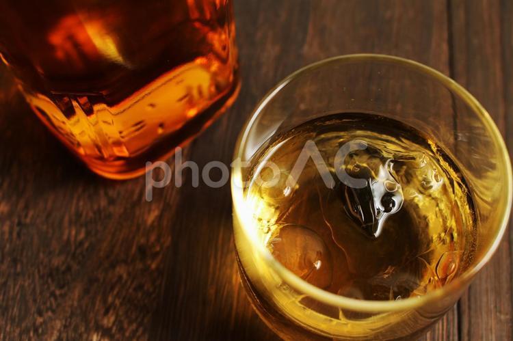  ウイスキーのグラスと瓶  ウイスキー,グラス,酒の写真素材