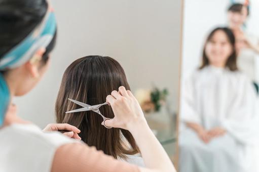 美容室で髪を切る・カットする美容師の女性 美容室で髪を切る・カットする美容師の女性 ヘアカット,カット,切るの写真素材