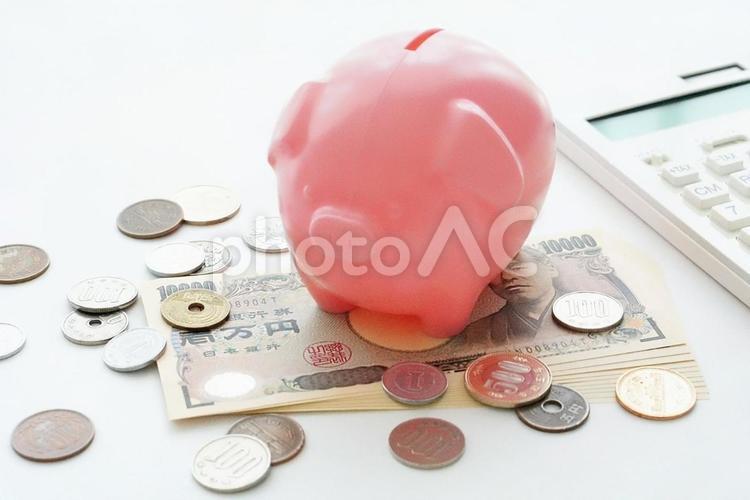 散らばったお金と電卓とぶたの貯金箱 お金,マネー,貯金の写真素材