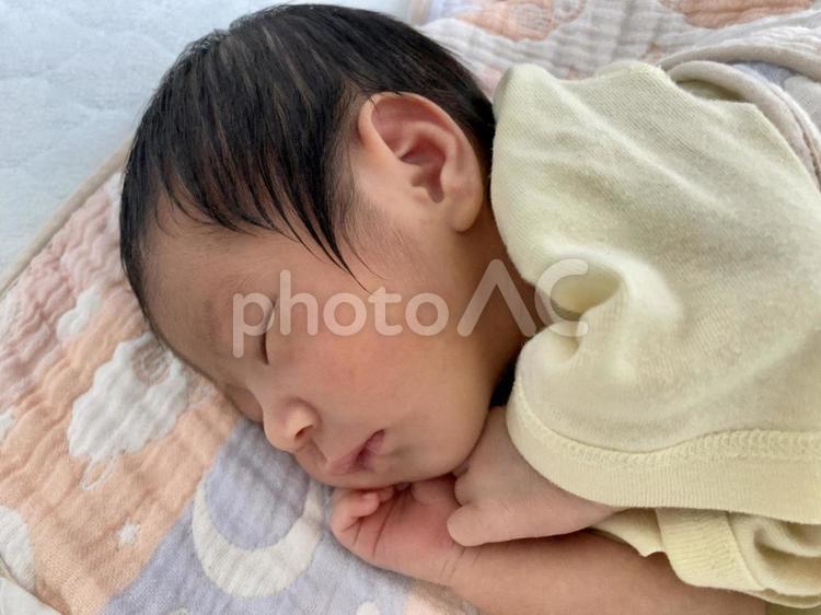 生まれたばかりの眠っている赤ちゃん 赤ちゃん,新生児,眠るの写真素材