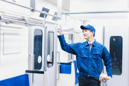 電車の整備をする男性技術スタッフ 電車の整備をする男性技術スタッフ 見回り,危険物,夜間の写真素材