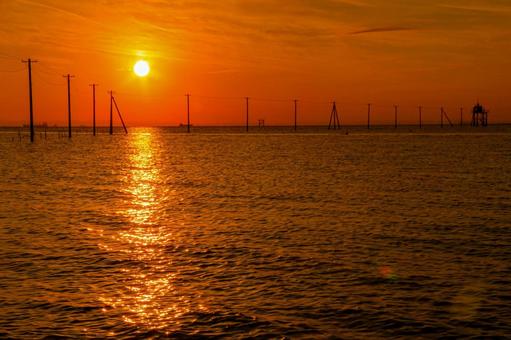 夕陽 海中電柱,久津間海岸,木更津の写真素材