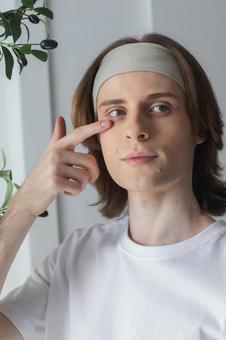 目元を触っているヘアバンドをした男性 男性,外国人,欧米人の写真素材