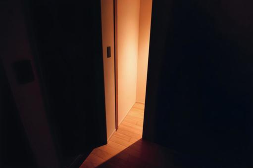 深夜、廊下を照らす室内灯の温かい光 夜,部屋,廊下の写真素材
