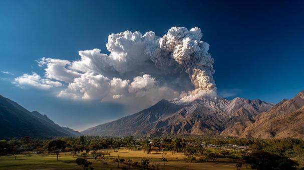 雄大な山々から立ち上る噴煙の風景 雄大な山々から立ち上る噴煙の風景の写真